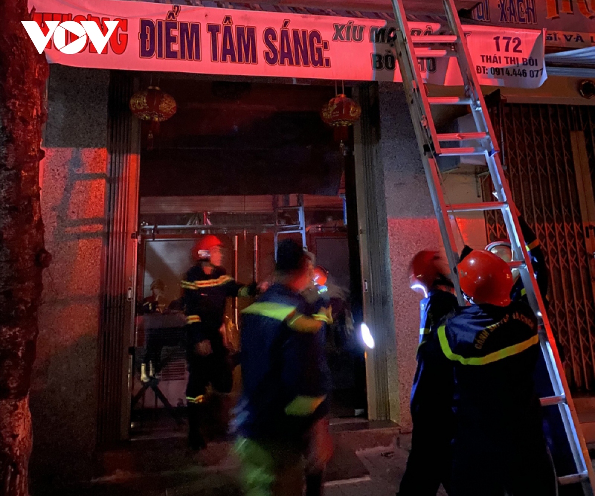 Cứu 4 người mắc kẹt trong ngôi nhà 2 tầng đang cháy lúc rạng sáng ở Đà Nẵng